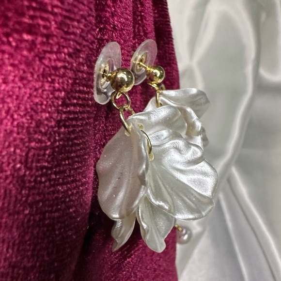 Angel Gold and White Floral Earrings with Pearl Accents - Picture 6 of 12